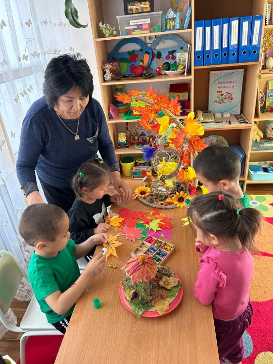 "Күзгі бояулар симфониясы" тақырыбындағы көрмеге қатысу